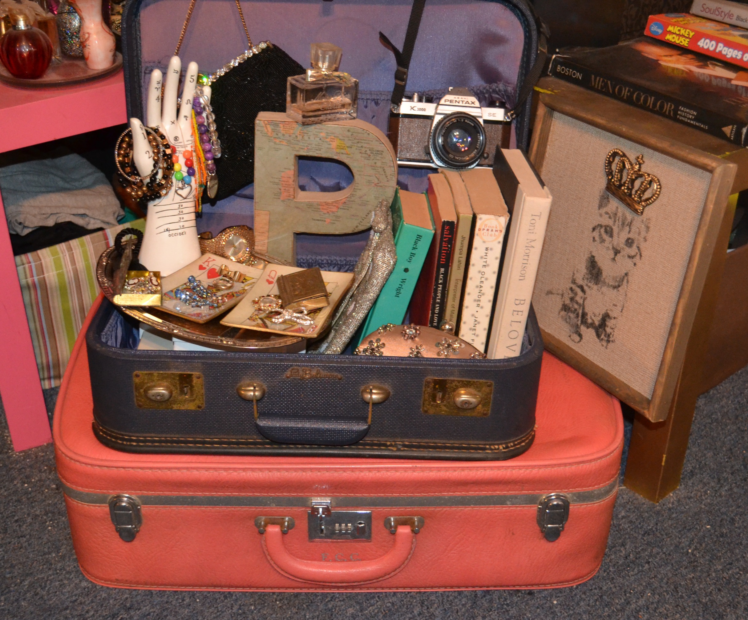 54 Vintage Suitcase Home Decor Ideas - DigsDigs