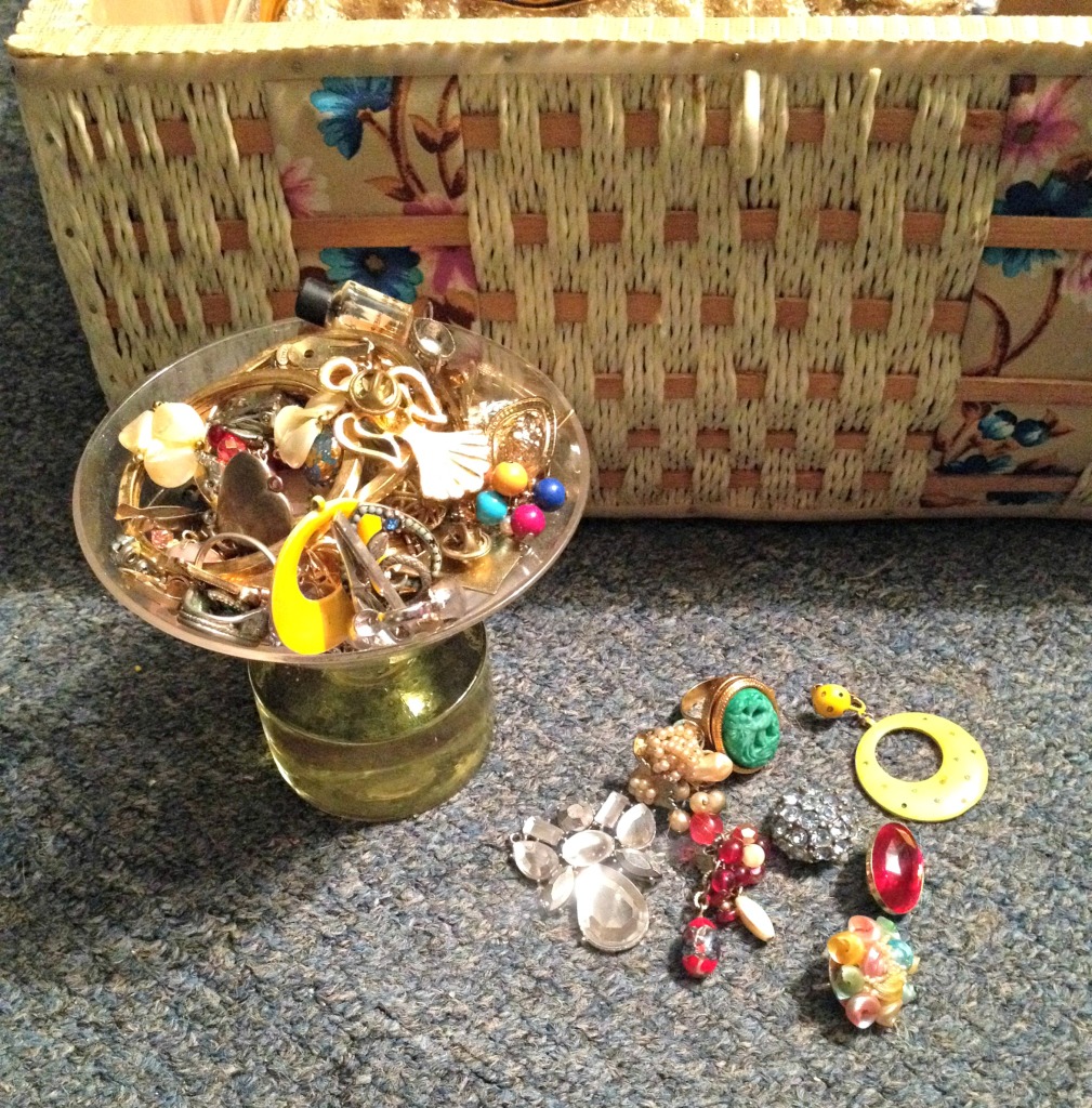 vintage-jewelry-upcycle-project-broken-jewelry-solution