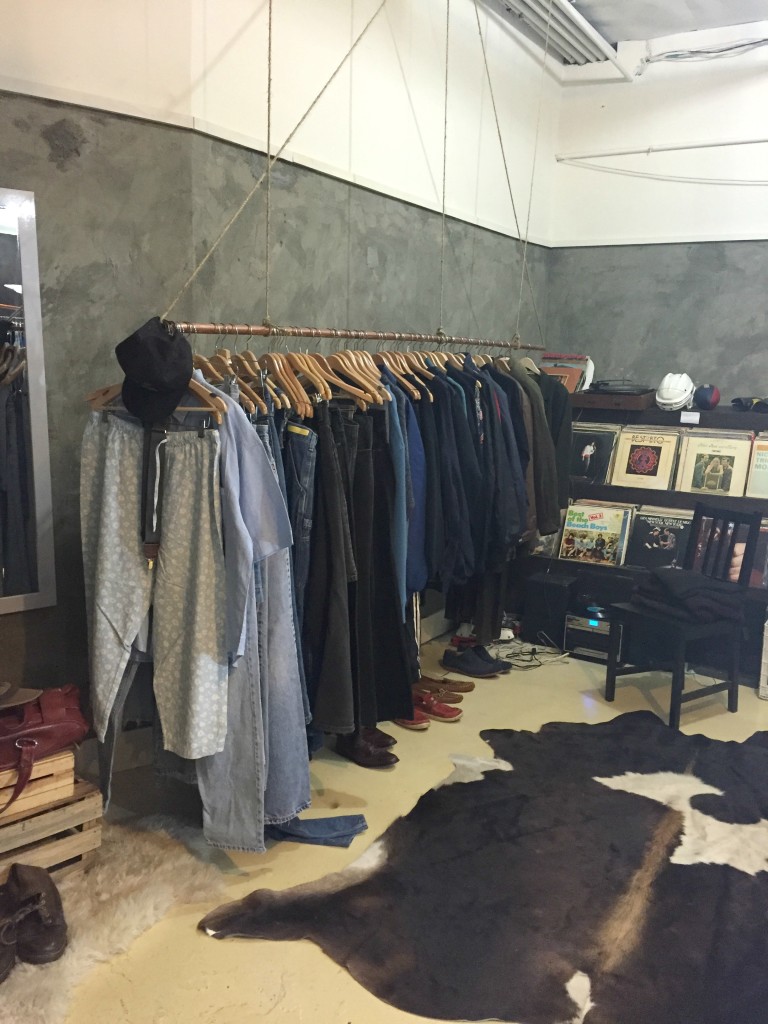 The $10 Vintage Store You Need to Know {& They Serve Drinks!}